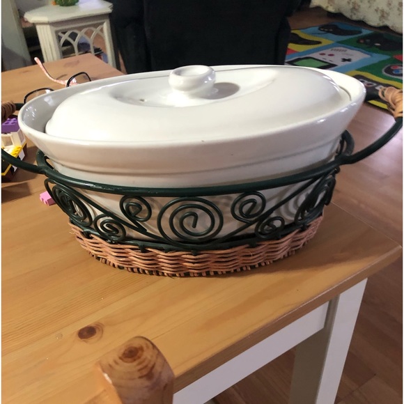 Vesture Other - EUC Vesture Corporation Stoneware From Portugal In A Sturdy Woven Wired Basket